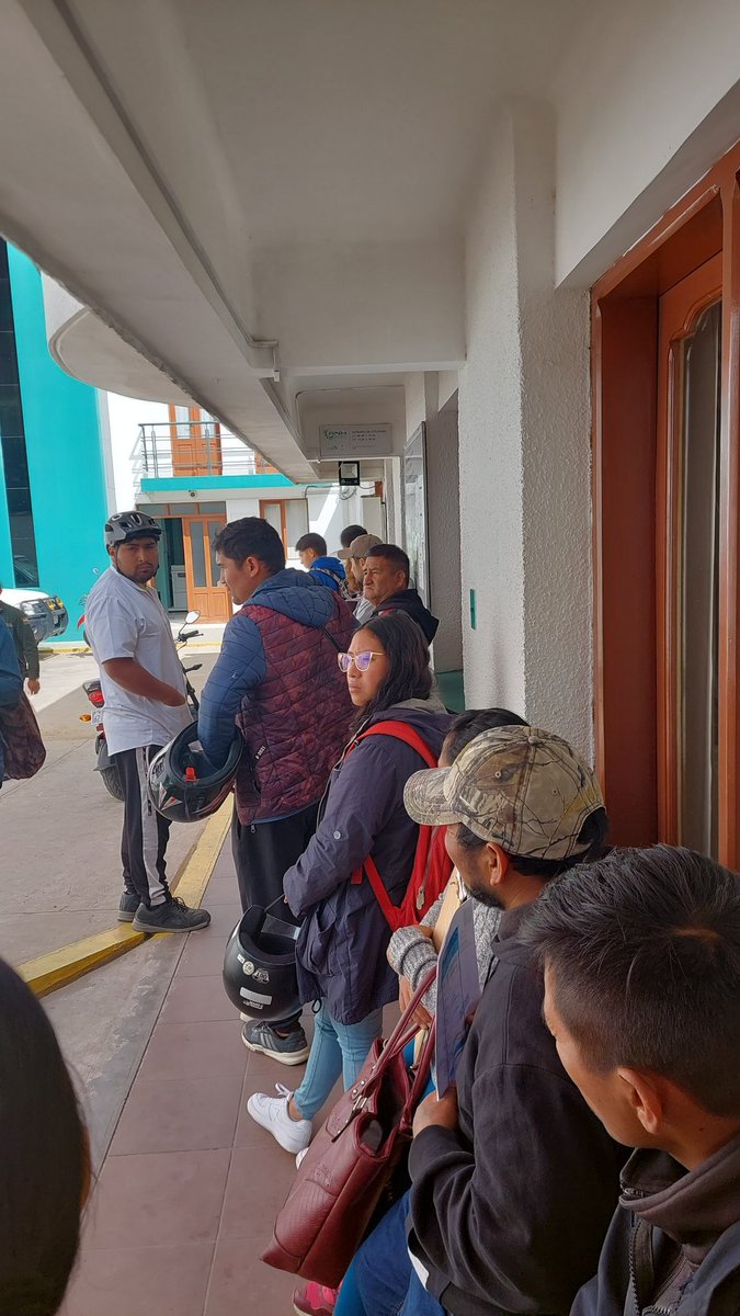 ixiguez's tweet photo. Larga cola #ANH #Sucre una sola señorita encargada de inspección a vehiculos y solo atienden hasta las 12:00. Ineficiecia total. https://t.co/kzPCNmprQR