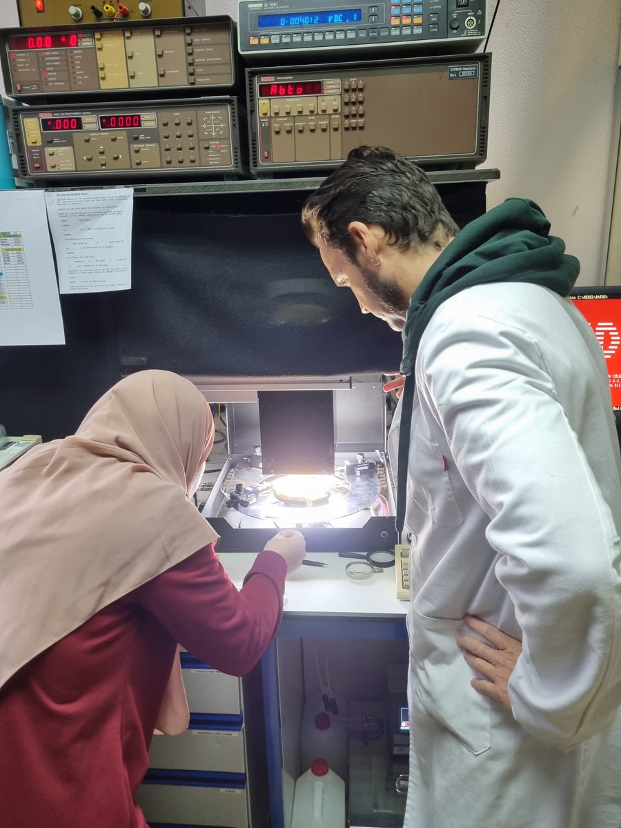 Hana and Nacho measuring Schottky solar cells in the sun simulator at CIEMAT 😎