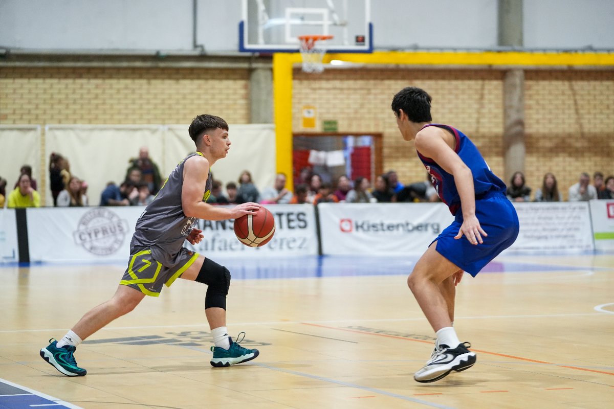 ayto_alfinden's tweet photo. El @AlfindenCB volvió a ofrecer su mejor juego frente al líder de la competición, e hizo vibrar a una grada abarrotada, que no quiso perderse el partido contra el FC Barcelona Basket B, con victoria 99-90 para los locales.
📸 Fotos: @davidmartinez_
#DeporteLPDA https://t.co/Xn4LomC6Lf