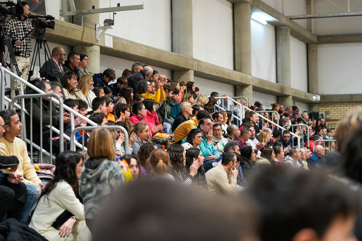 ayto_alfinden's tweet photo. El @AlfindenCB volvió a ofrecer su mejor juego frente al líder de la competición, e hizo vibrar a una grada abarrotada, que no quiso perderse el partido contra el FC Barcelona Basket B, con victoria 99-90 para los locales.
📸 Fotos: @davidmartinez_
#DeporteLPDA https://t.co/Xn4LomC6Lf