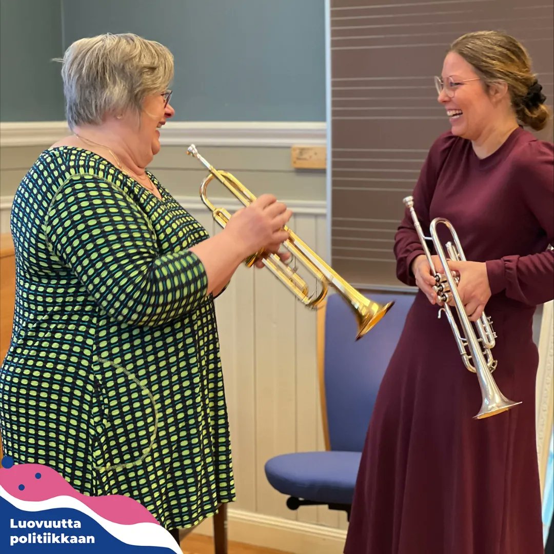 Aivan upeita vierailuja ympäri Suomen! Salon musiikkiopistossa kansanedustajat <a href="/SakuNikkanen/">saku nikkanen</a> ja Mikko Lundén ja vapaa-ajanlautakunnan jäsen Mia Blomqvist pääsivät mukaan soittotunnille! 🤩🎻
#luovuuttapolitiikkaan #kreativitetipolitiken
<a href="/konservatoriot/">Suomen konservatorioliitto</a> <a href="/SMLverkossa/">Suomen musiikkioppilaitosten liitto (SML)</a>