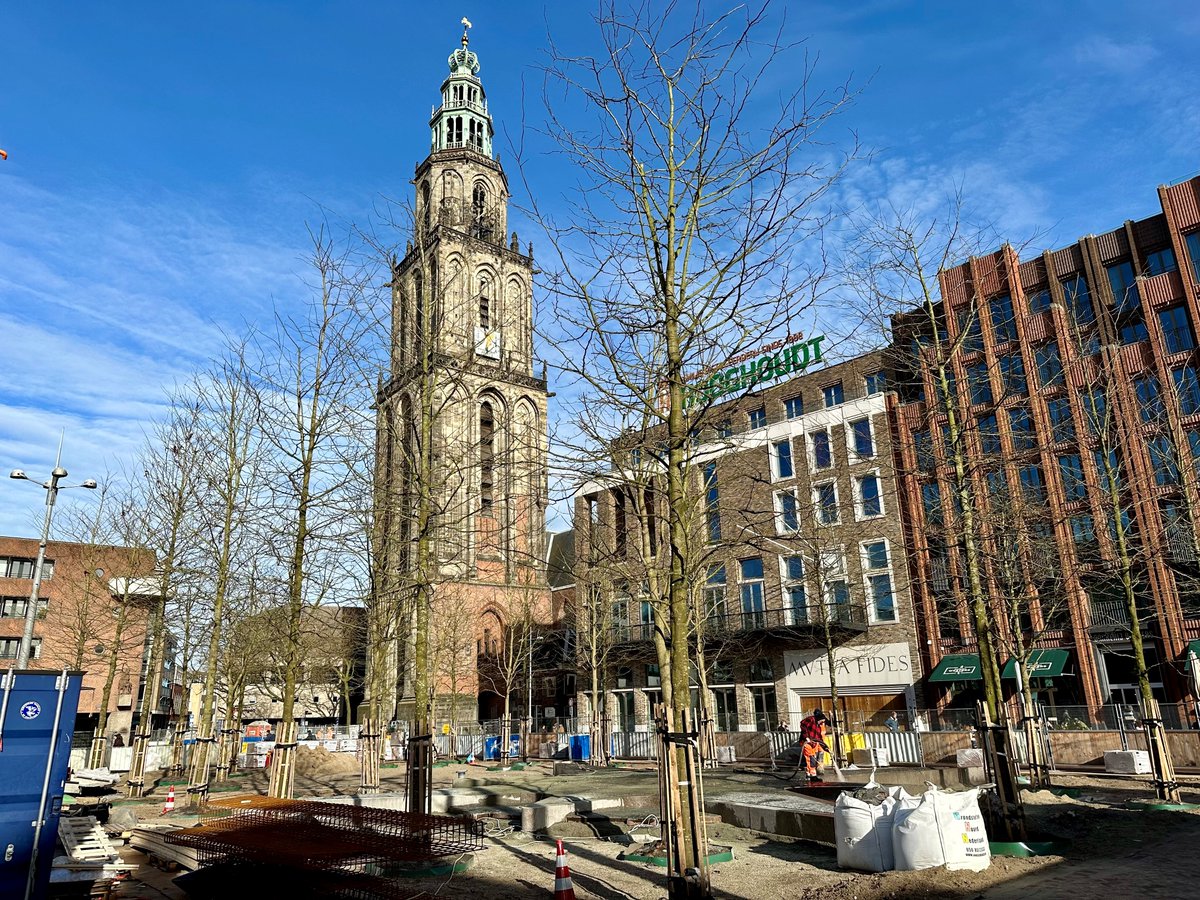 gem_groningen's tweet photo. We liggen goed op schema met het aanplanten van 5.000 bomen in vijf jaar tijd. Dit is een doelstelling uit het groenplan ‘Vitamine G’. In 2021-2023 hebben we 3.240 bomen geplant. De resterende 1.760 bomen willen we dit jaar en in 2025 aanplanten. Meer info:https://t.co/5KQjG7d1yT https://t.co/xpUmD8rQGA