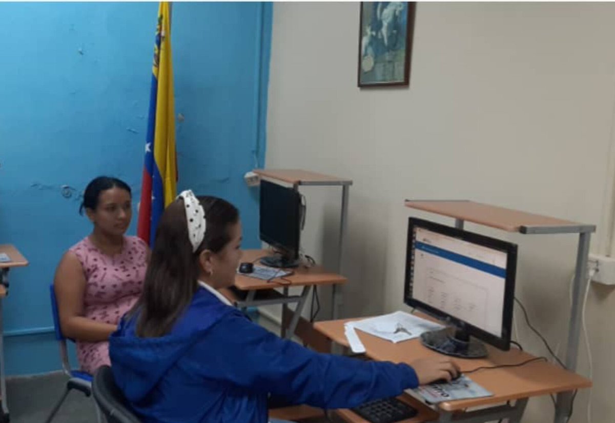 danielasocialis's tweet photo. Desde #InfocentroFalcon #Fal41  apoyo a la comunidad en el registro de Saime, para la solicitud de citas en línea a través de su portal web.
@LaRosaInfoVE 
@InfocentroFal_ 
@Yeseg7 https://t.co/HVUjIiP1EK