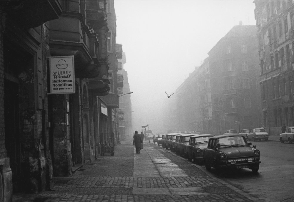 felix_bohr's tweet photo. Helga Paris, Winsstraße mit Taube, Berlin 1970er Jahre https://t.co/0ETPYgVTFT