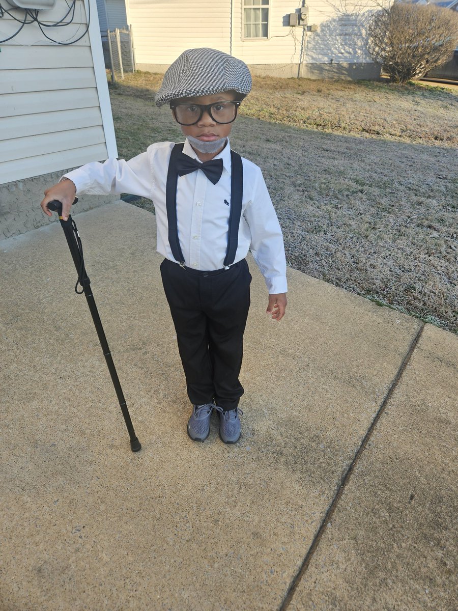 AsmoothM's tweet photo. Today is the 100th day of school at @JonesPaideia, celebrating the roaring 1920s!!! Mr. Harris 🤣😆😂 https://t.co/qy1gJi6DzT