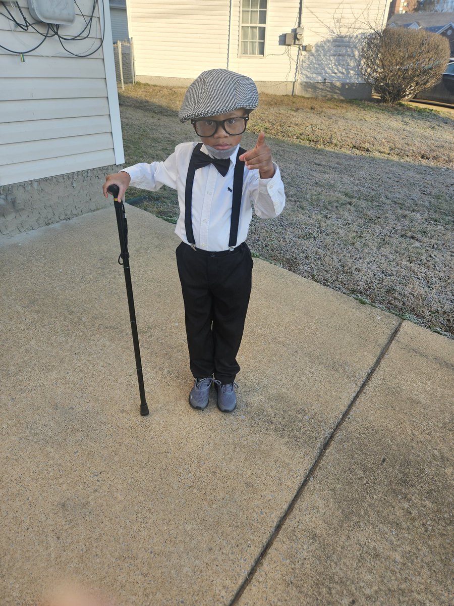 AsmoothM's tweet photo. Today is the 100th day of school at @JonesPaideia, celebrating the roaring 1920s!!! Mr. Harris 🤣😆😂 https://t.co/qy1gJi6DzT