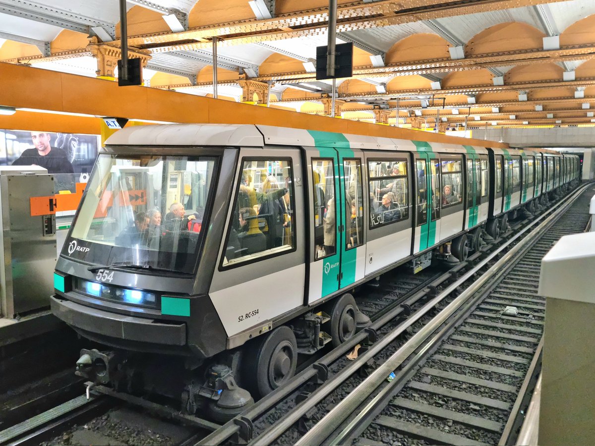Cramos78Paris's tweet photo. C'est le retour de la rame #MP05 n°554 sur la ligne 1 de la RATP,  après un long passage sur la 14 ! Reste les 555 et 556 qui manquent à l'appel. https://t.co/EJjYV9hySz