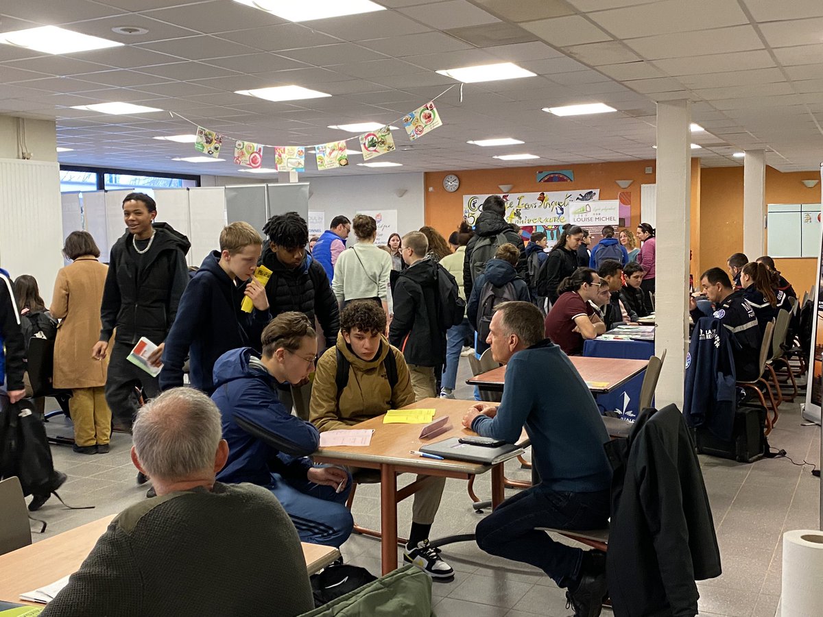 FMO au <a href="/CLGAnquetin/">Collège Louis Anquetin</a>. Les élèves de 3ème ont rencontré des professionnels, se sont renseignés sur les formations et ont testé les tablettes et casques virtuels (dotation du <a href="/EureenNormandie/">Département de l’Eure</a>). Un grand merci à tous les intervenants qui se sont rendus disponibles 👏🏻👏🏻