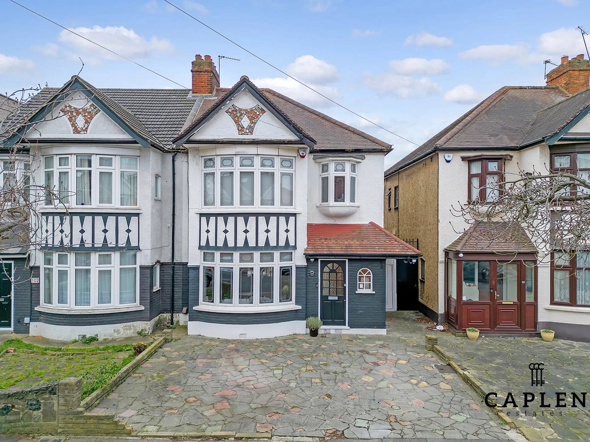 CaplenEstates's tweet photo. 📍This stunning three-bedroom semi-detached house is nestled in the heart of the sought-after “Woods Estate” in Gants Hill. Boasting superb décor throughout, this property offers a stylish and contemporary living space.

Guide Price £750,000 – £775,000

https://t.co/S5vGuM22xQ https://t.co/ZYmO21fRcd