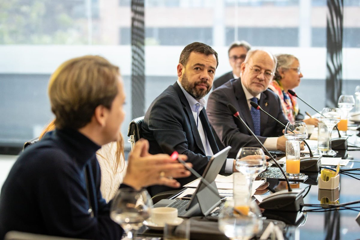 CarlosFGalan's tweet photo. Hoy tuvimos un interesante espacio de diálogo con el @RectorJaveriana, su equipo directivo y el gabinete para explorar oportunidades de colaboración en beneficio de nuestra ciudad. 

La experiencia y conocimiento de la Universidad Javeriana será clave para fortalecer y enriquecer nuestro Plan Distrital de Desarrollo en seguridad, movilidad, equidad de género, educación para el empleo y, en general, para fomentar la participación ciudadana y recuperar la confianza. 

Bogotá es la ciudad del conocimiento y la innovación, y la @UniJaveriana es un aliado fundamental. Gracias al Padre Múnera, por recibirnos y abrir estos espacios para construir ciudad.