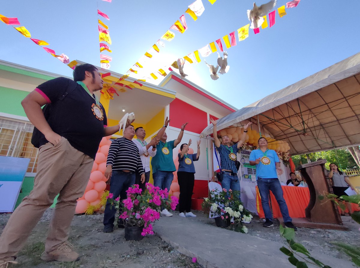 angatbuhay_ph's tweet photo. BAGONG CLASSROOM BUILDINGS SA ILOILO 📚

Ngayong araw, nai-turnover ang tatlong bagong classroom buildings sa Lambunao, Pototan, at Cabatuan, Iloilo. https://t.co/xMLe0pOZVo