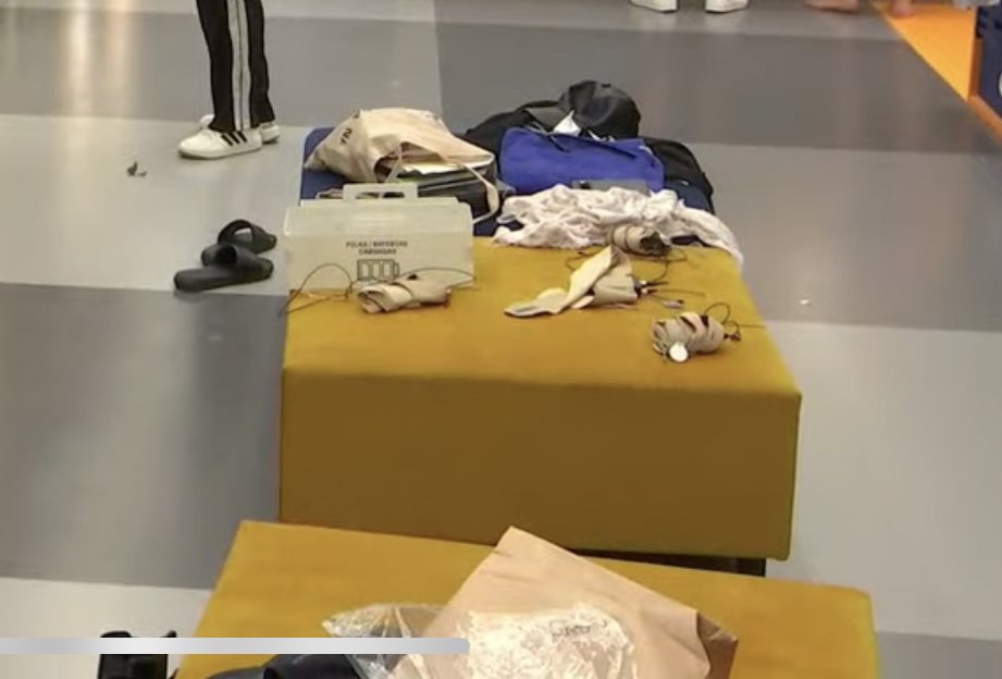 anaapato's tweet photo. Por qué sigue habiendo mierda por todas partes si yo vi en tiktok que eran Chiara y Violeta las desordenadas? #KiVi7F https://t.co/QShQXvX0m7