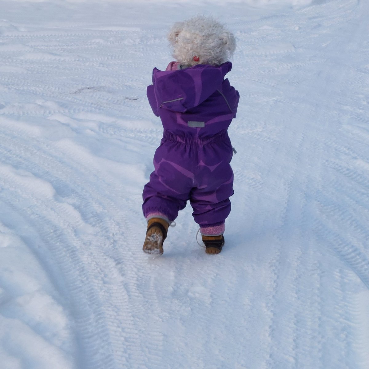 Meidän 1v5kk oli tänään päiväkodissa kävellyt ryhmänsä mukana 800m pituisen retken kauppaan -20 pakkasessa ❄️ Kaikenlaisia otsikoita ollut mutta minusta tämä on oikein laadukasta kainuulaista varhaiskasvatusta 😊