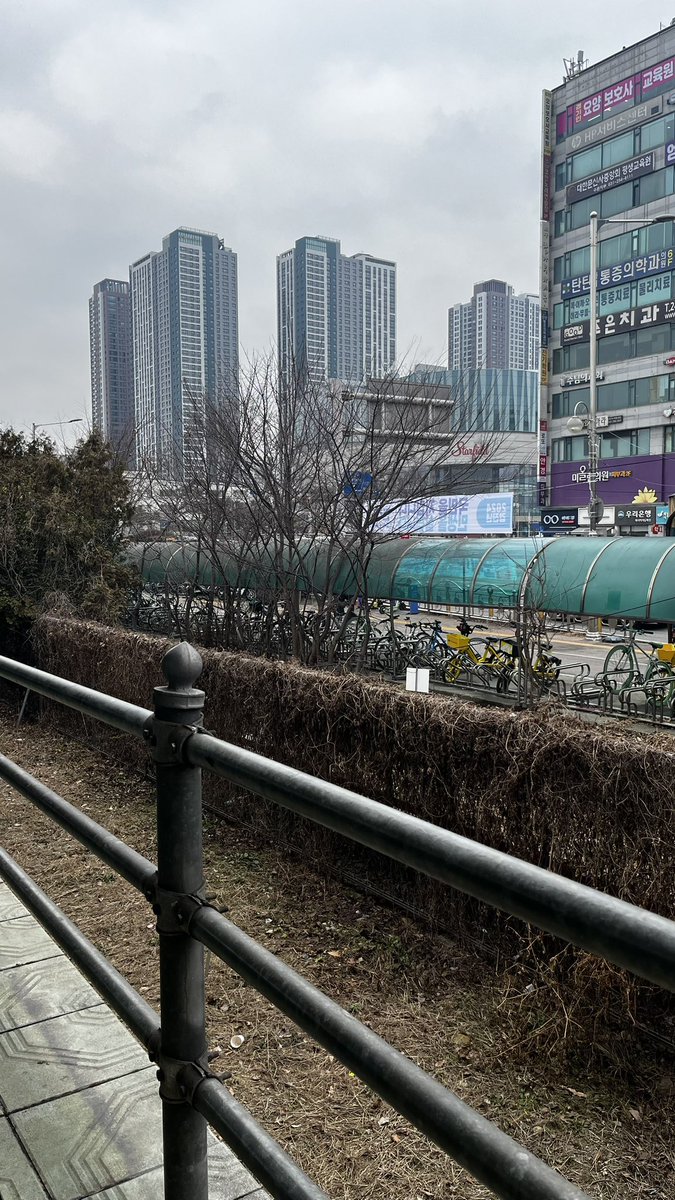 danggeunbooks's tweet photo. Perjalanan ke sini dari Seoul butuh waktu 1,5 jam via subway, turun di Hwaseo station trus jalan kaki 800 meter, udah keliatan gedung Starfieldnya dari platform🚇

Lumayan sih tapi worth it banget kok pengalaman #booktrip ke sana😉 https://t.co/xN8DZpxULA