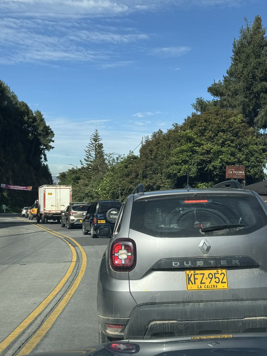PaolaCaRu's tweet photo. Que pasará con la movilidad bajando la calera? Antes de la Calera a la 7ma con 86 eran 50 min ahora 80/90 min. @SectorMovilidad @CarlosFGalan . Entre los ciclistas y el trancón no hay movilidad. Soluciones por favor! https://t.co/ZsiDdQnvZG