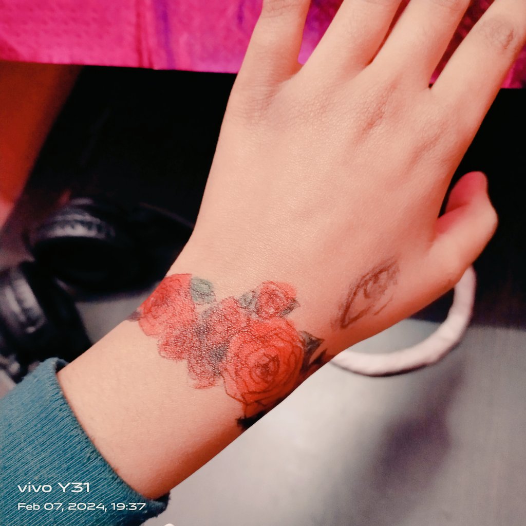 Crystny02's tweet photo. Made this on my hand. Don't mind the eye, I made it before. Looks like a bracelet it's so pretty. https://t.co/mzKbmNUmqI