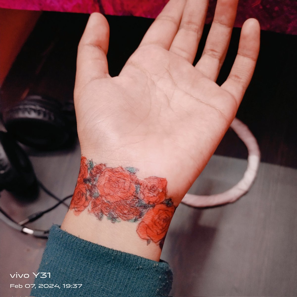 Crystny02's tweet photo. Made this on my hand. Don't mind the eye, I made it before. Looks like a bracelet it's so pretty. https://t.co/mzKbmNUmqI