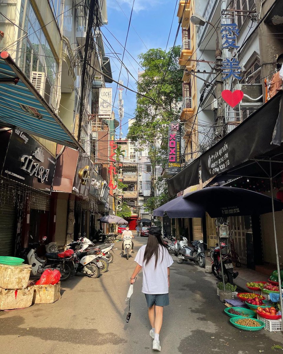 wheinaa's tweet photo. 이 낯선 땅에서 길을 잃었어. 베트남의 미지의 길에 빠져버렸지. 미리 알았던 계획들은 모두 물거품이 됐고, 낯선 풍경과 향기 속에서 나는 어찌할 바를 모르고 헤매고 있어. 그렇지만 그 길에서 느꼈던 설렘이란, 온전히 새로운 경험이란, 그 모든 것이 내게는 보물이었어. https://t.co/ij81bw4OpV