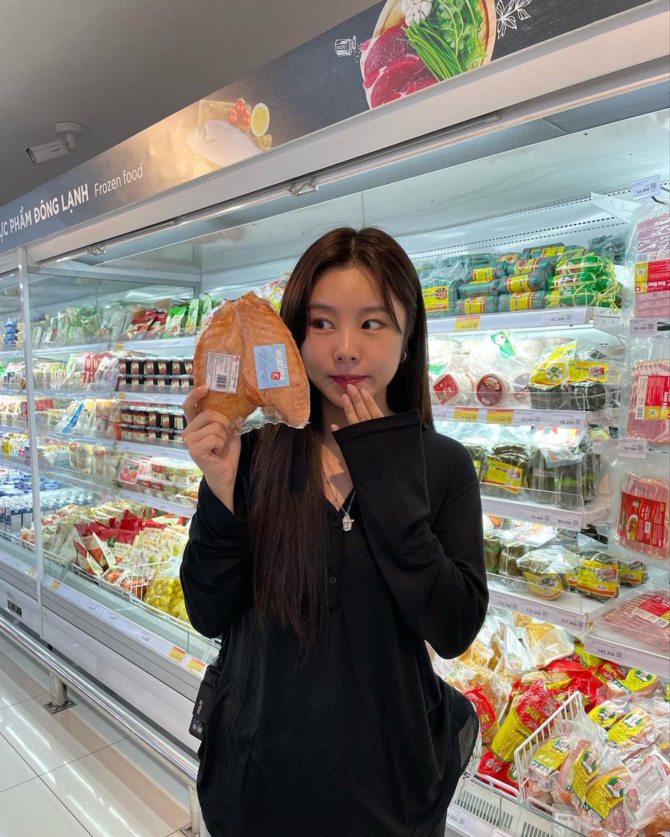 wheinaa's tweet photo. 그리고 나는 이젠 그 길 위에서 찾는 중이야. 나 자신과의 대화 속에서 새로운 모습을 발견하고, 더 나은 내가 되기 위해 힘차게 나아가고 있어. 내가 잃었던 것이 아니라, 새로운 발견을 위해 그 길을 택한 것이야. https://t.co/v8SBIZsKmU