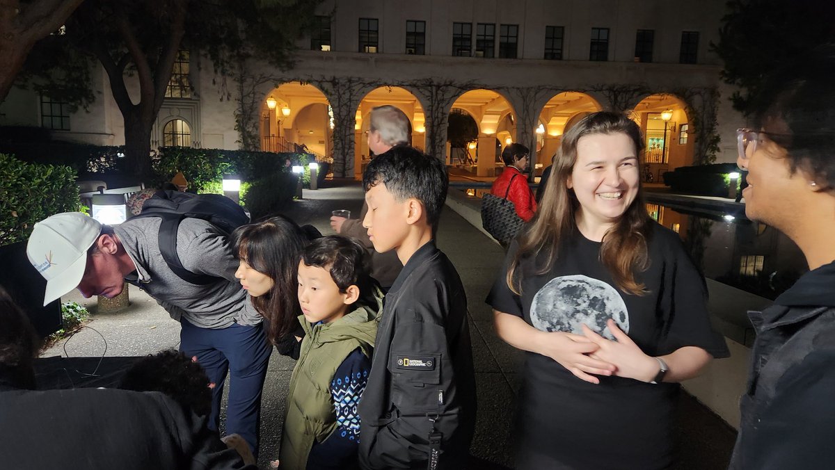 bethanyehlmann's tweet image. Last week, thank you to all the folks who came to my @Caltech #WatsonLecture to hear about our @LunarTrailblazr mission and especially the @caltechipac, @PCCLancer, and @EhlmannLab members who ran outreach activities! Talk is here for your viewing youtu.be/XGNNxd_o98s