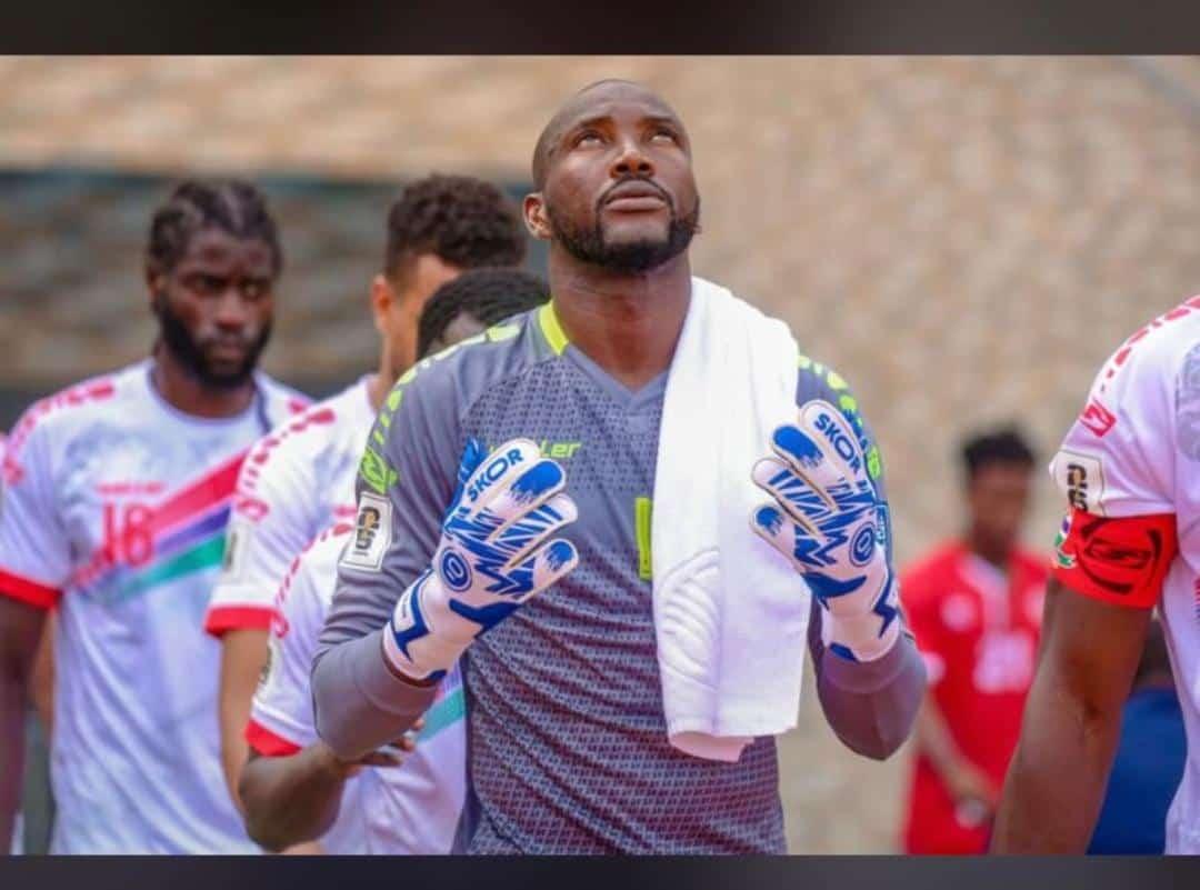 Tuyishimire31's tweet photo. Umukino wa @Sunrisefc_rw na Musanze watinzeho 15' birangira umuzamu wa @musanzefc #Modou Jobe ukomoka mu gihugu cya #Gambia 🇬🇲 wari kubanza mu kibuga akuwe kuri liste kubera ikibazo cya working Permit atayazanye.@Radiorwanda_RBA @SamirSylva ikipe yacu x bite? https://t.co/gS0LKzLKyN
