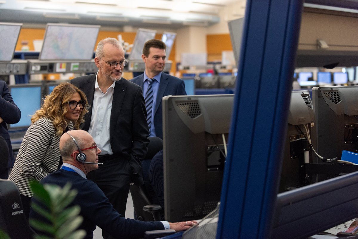 Executive Directors of @SESAR_JU Andreas Boschen and @SESAR_DM  Mariagrazia La Piscopia, visited Croatia Control Ltd and met with CEO Mario Kunovec-Varga and his team, witnessing first-hand the #SESAR innovations in action. 🤝💡✈️
#aviation #AirTrafficManagement #ATM #DigitalSky