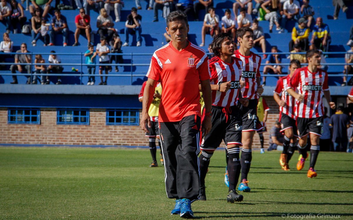 brunovalentii's tweet photo. #EDLP Hoy debuta la Reserva de Schunke contra #Boca en su casa y encontré estos fotones de @rogrimaux, la ☝️🏼. Año 2015, Nelson Vivas el DT, Fede Anselmo mojando y una formación hiper rándom, los tienen? https://t.co/cpLRixxMmb