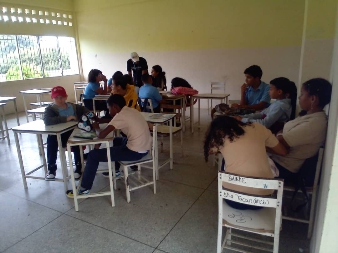 danielasocialis's tweet photo. Programa de Formación Robótica al grupo de producción del liceo Nacional Luisa franco de #InfocentroFalcon #SanLuis #Fal02 @LaRosaInfoVE @Gabrielasjr @InfocentroFal_ @Yeseg7 https://t.co/uvVp4YoXu5