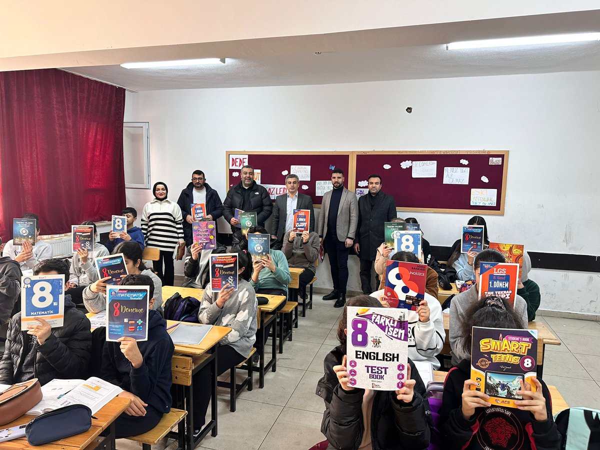 siverekkaymakam's tweet photo. *Vefalı Şehir SİVEREK* projemiz kapsamında asrın felaketinde yaşamını yitiren Türkçe öğretmeni Erol BAKAN adına kurulan kütüphane için Dumlupınar Ortaokulu İdarecileri, Öğretmenleri, Öğrencileri ve projeye gönüllü destek sunan vatanadaslarimiz tarafından toplanan kitaplar++ https://t.co/qxCSGQwcTy