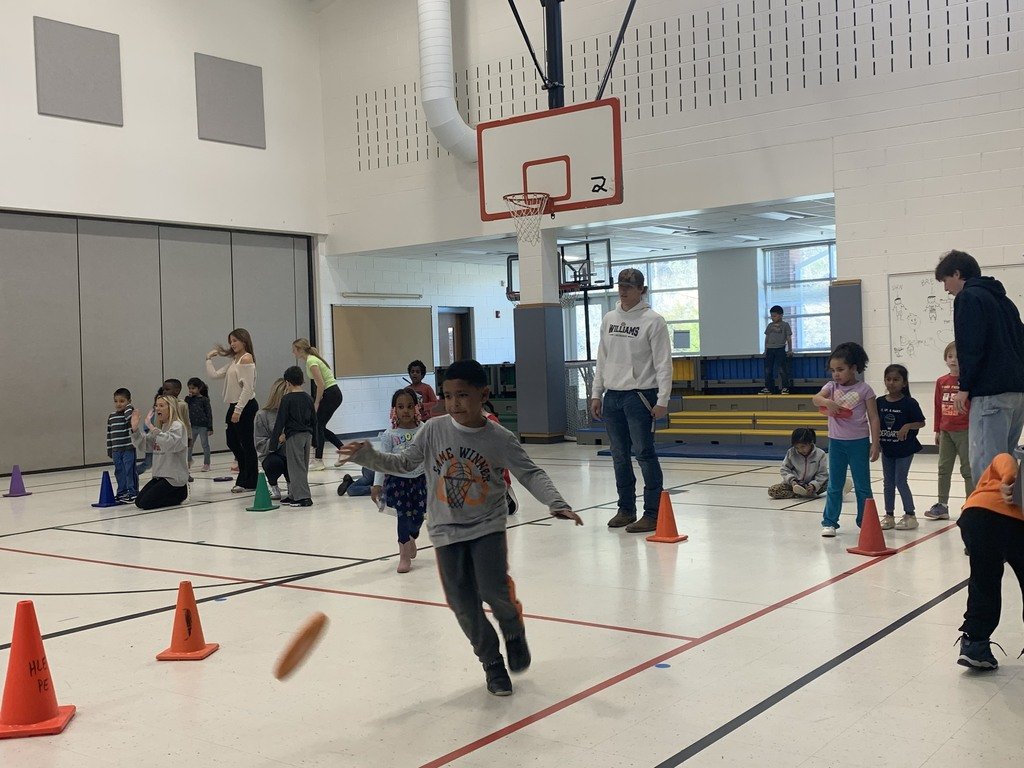 Yesterday morning, students from the Williams High School Dream Team came to Highland to greet students as they arrived in the morning and even stayed to assist with PE classes. Highland students loved starting their day with excited greetings and high-fives!