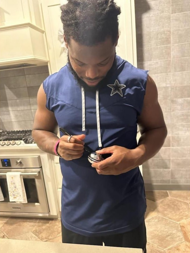 Want to win a signed mini helmet by <a href="/malikjefferson/">Malik Jefferson</a> like and retweet this post for a chance to win 

Winner will be announced 5:30 pm EST Super Bowl Sunday