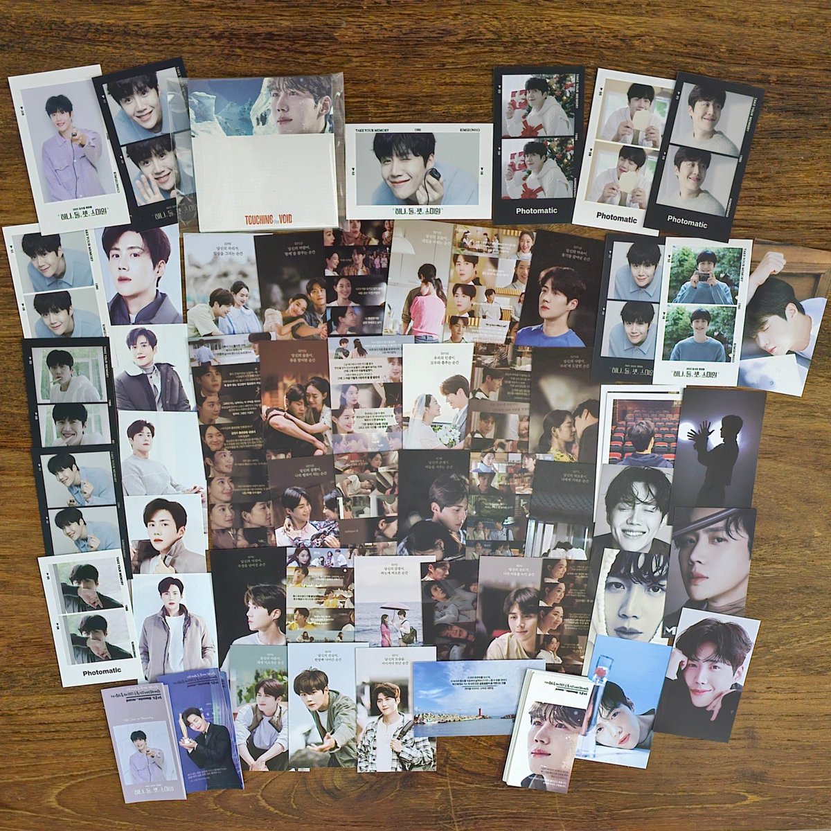 seonhojoa's tweet photo. @seonho_record 
레코드님이 나눔해주신 굿즈😊 뜯기 힘들었지만.. 열어보는 순간 하나하나 다 너무 이뻐서 감동🥹 
특히 모든 에피에 주요 대사까지 다 적힌 갯차 포카에 쓰러집니다🫶🏻
소중하게 잘 간직할께요💙
감사해요🙇🏻‍♀️ https://t.co/gWGT9W0CnD