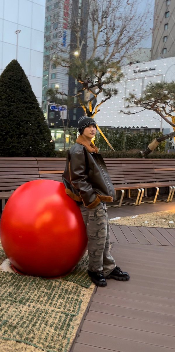 janghyunsoofan's tweet photo. 멤버라는사람들이말이야..리더가옷을이렇게입고나간다고하면말려줘야지 https://t.co/QZn9bs9j9C