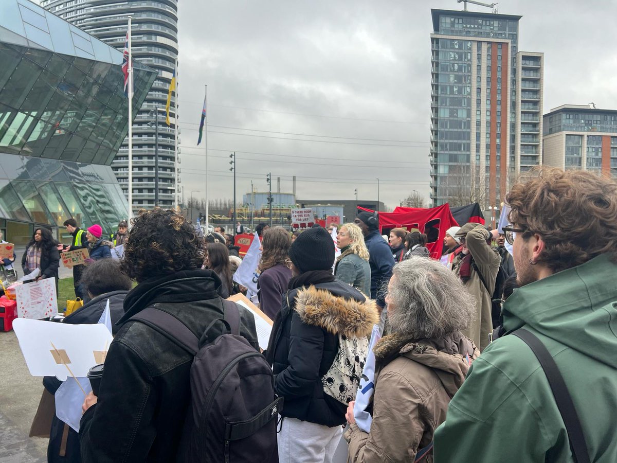 The VOICES Network was proud to support the London Free Bus Travel Campaign today at @LDN_gov! Ambassadors helped deliver a Valentine's Day card to @SebDance asking to discuss the importance of free bus travel for people seeking asylum. #londonforeveryone #roomonthebus4us