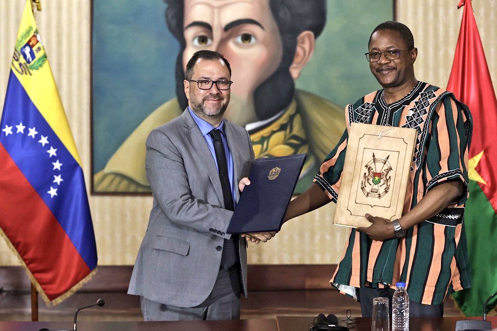 yvangil's tweet photo. Nos complace anunciar con gran satisfacción la conclusión exitosa de la primera Comisión Mixta entre Venezuela y Burkina Faso, junto al distinguido Canciller Karamoko Jean Marie Traore y su equipo de trabajo. Durante esta reunión, se han rubricado diversos acuerdos de cooperación basados en los principios de solidaridad y beneficio mutuo, abarcando áreas que van desde intercambios científicos y educativos hasta aspectos relacionados con la economía y el comercio exterior. 
 
En representación del Presidente @NicolasMaduro, expresamos nuestro deseo de continuar fortaleciendo los lazos de amistad con Burkina Faso y con todos los países hermanos de África en el marco de la Cooperación Sur-Sur, un camino de esperanza que nos une en la búsqueda de un desarrollo conjunto y equitativo.