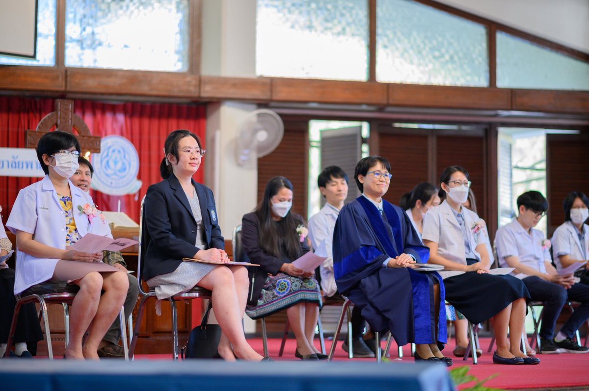 smo_rxpyu's tweet photo. 📷 ภาพบรรยากาศพิธีรับมอบเสื้อกาวน์ (White Coat Ceremony) 🥼 คณะเภสัชศาสตร์ มหาวิทยาลัยพายัพ ประจำปีการศึกษา 2566✨

🗓️ ได้จัดขึ้นเมื่อวันจันทร์ที่ 5 กุมภาพันธ์ พ.ศ. 2567

📍ณ โบสถ์ Henry R.Luce Chapel มหาวิทยาลัยพายัพ เขตแม่คาว https://t.co/Cy5L5ZeGS6