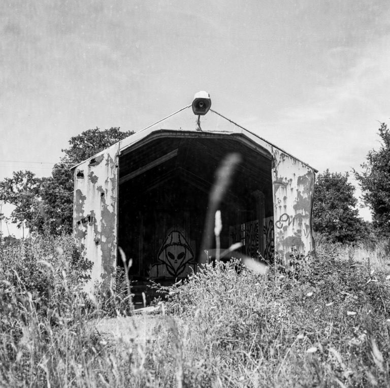 Renphotographie's tweet photo. Alien.

#alien #streetart #art #mardinoir #collage #oeuvre #paysage #cabane #analogphotography #filmphptography #filmisnotdead #filmphotography #120film #120love #hasselblad #ilford #ilfordpanfplus #bw #bwlovers #bwphotooftheday #photooftheday #renanperon #ishootfilm #heyfsc https://t.co/4QxrgW8U5f