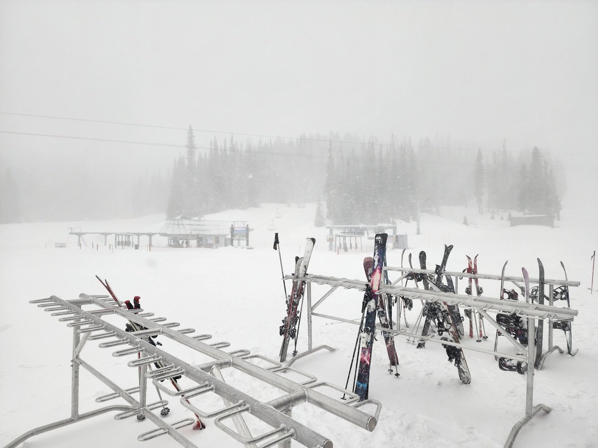 inter_mtn's tweet photo. Like peanut butter and jelly, ski racks and snow are a great combination. We hope everyone enjoys a snowy weekend, just like our friends in Arizona! @SunriseSkiAZ https://t.co/msFwfXtJbc