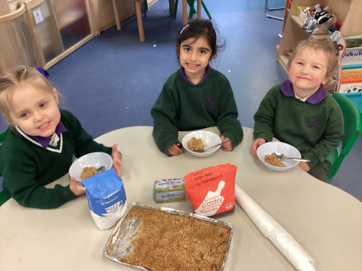 This week our brilliant Nursery pupils have been learning the ‘a’ sound. Today they made a-a-apple crumble by cutting up apples and using their fine motor skills to make the crumble. “It was so yummy!” @YorkHouseSch #AdventureAwaits