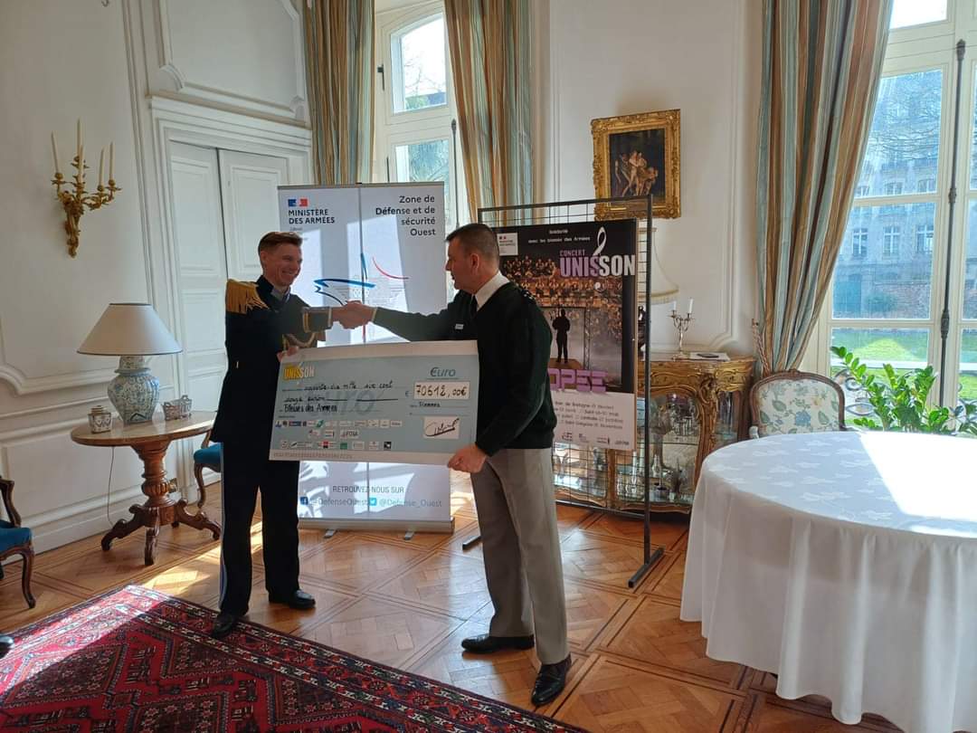 🤩🙌🙏🏻👏👏👏 70 612€ remis hier à l'#OGZDSO grâce aux concerts de la tournée #UNISSON 2023 pour les blessés des armées et familles endeuillées.
Cette somme sera réservée aux trois associations interarmées qui oeuvrent à leur profit.
#solidarité