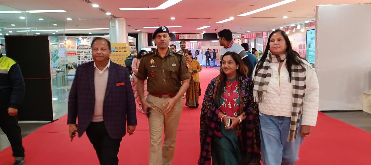 PriyaAgarwalBjp's tweet photo. Second day #IGHF : welcomed greater Noida dig #babloo_Kumar ji and visited various stalls!!
With neeraj Khanna ji and Avdesh Agarwal ji. https://t.co/SXxxROekaS
