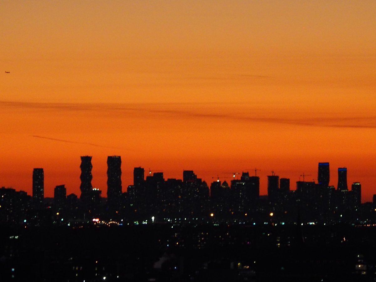 Amazing Colours #Tuesday #sunset #atardecer #toronto #colours #amazingsky @jo_annie42 @jane_sparrow13 @ArtemisKellogg @vale__ri @littlemore20 @xobreex3 @BillMontei @StormHour @ThePhotoHour @admired_art @SiKImagery @salina_mills @VisualsbySauter @ArtemisKellogg @MrWhoCapture