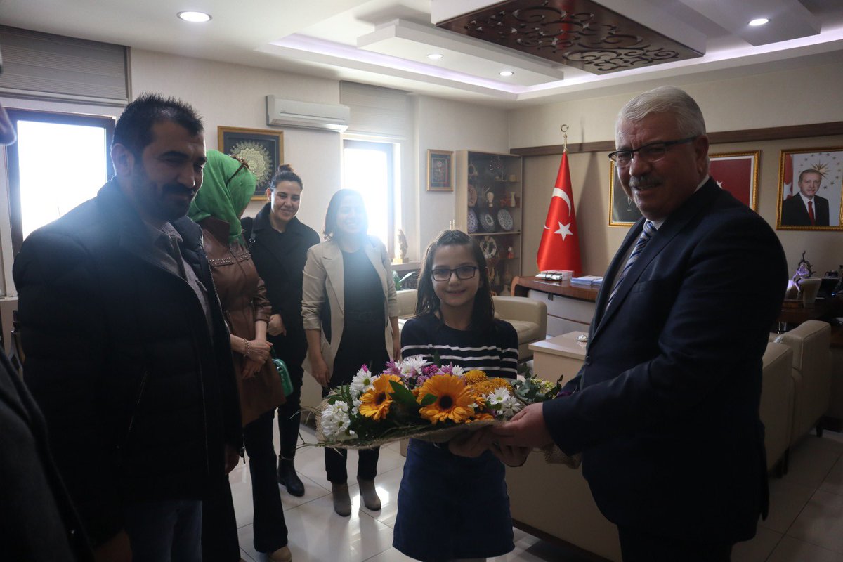 nevsehirmem's tweet photo. 100.Yıl Cumhuriyet İlkokulu idareci, öğretmenleri, okul aile birliği ve öğrencimiz; İl Milli Eğitim Müdürümüz Sayın Yusuf YAZICI’yı ziyaret ettiler. Nazik ziyaretleri ve ilgileri için teşekkür ederiz. https://t.co/Lh3LuN6JId