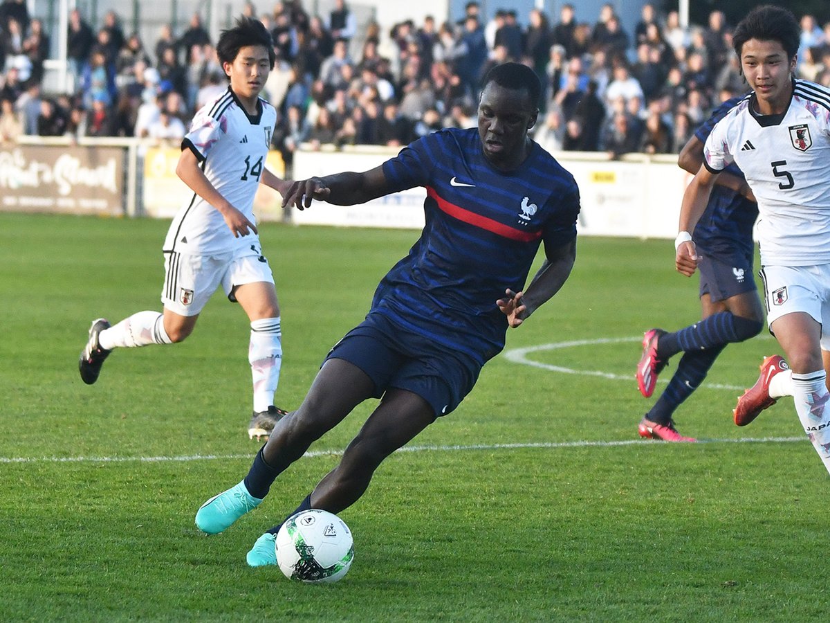 RebondProject's tweet image. C'est officiel : Rebond équipera le @MFMontaigu, la compétition internationale des U16 ⚽, qui a lieu du 25 mars au 1er avril 2024 !

Les ballons techniques de Rebond ont été approuvés par les 26 fédérations de la compétition... et par @DjibrilCisse ! 😉