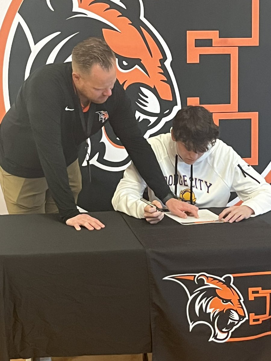 ErieTigersFB's tweet photo. Congratulations to @AlexSweeney_1 on signing his NLI with @GoConqsFB.  Dodge City is getting a great player and better young man.  #TigerForLife #Exit232 #Champs https://t.co/aC3nVNCB8r
