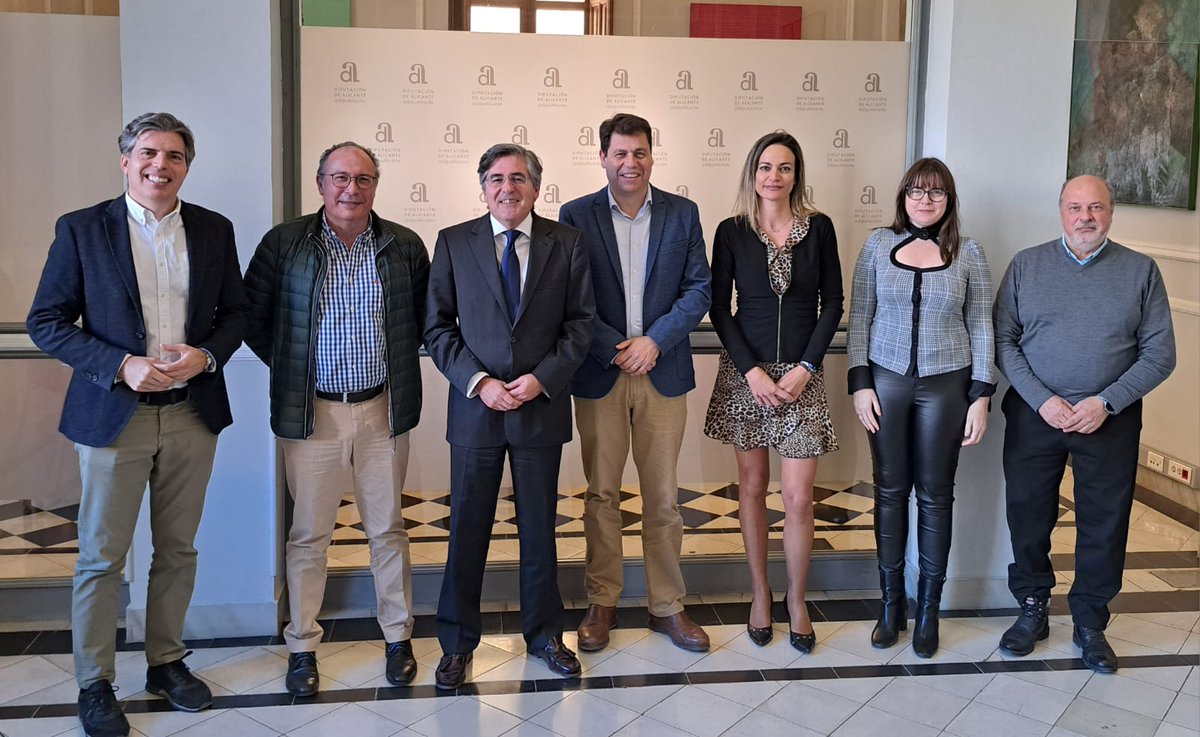 uepal_ALC's tweet photo. 🔷 Esta mañana nos hemos reunido con el diputado de de desarrollo económico, sectores productivos, y fondos europeos de la @dipuAlicante, @carlospastorv .
Una reunión para seguir colaborando e iniciar nuevos proyectos.
#Alicante #uepal #empresarios https://t.co/0ObPKSkFTY