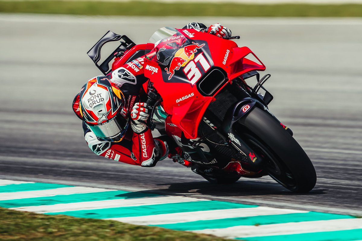 37_pedroacosta's tweet photo. #SepangTest rodeo 🏇🏻!!! Tomorrow last day with some things to try. Ready 🦈 #MotoGP https://t.co/V7VLhj7Nez