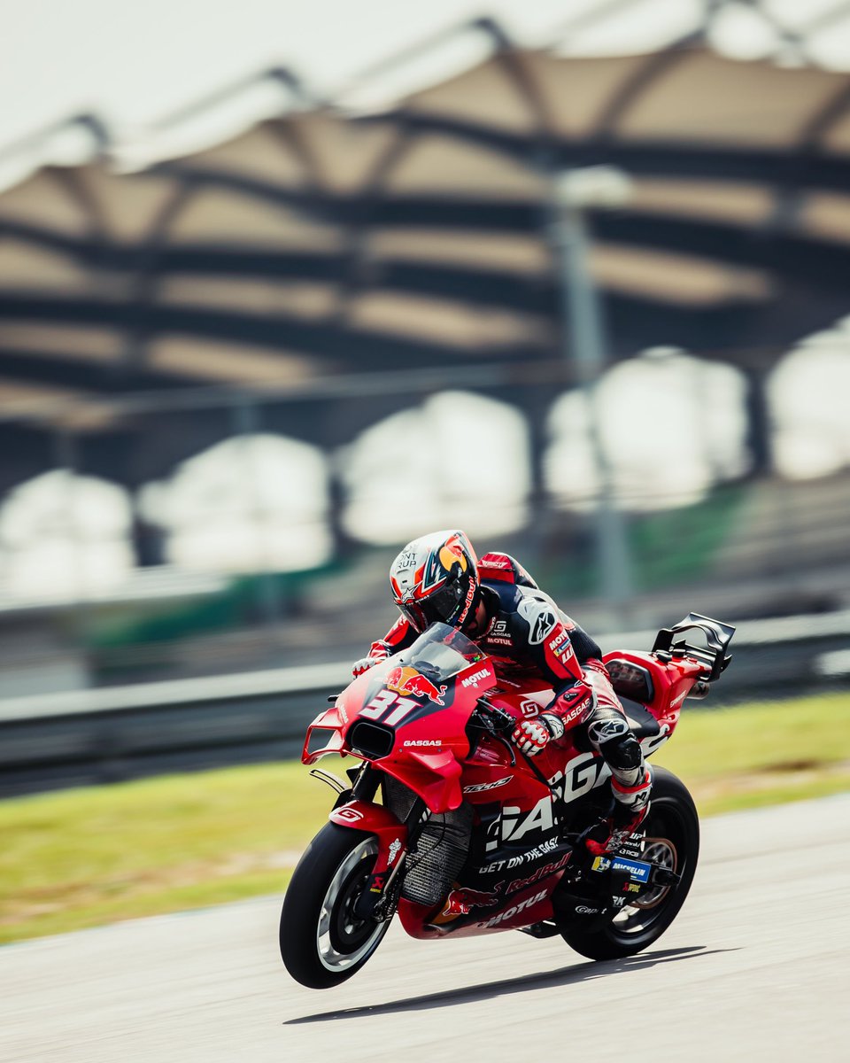 37_pedroacosta's tweet photo. #SepangTest rodeo 🏇🏻!!! Tomorrow last day with some things to try. Ready 🦈 #MotoGP https://t.co/V7VLhj7Nez