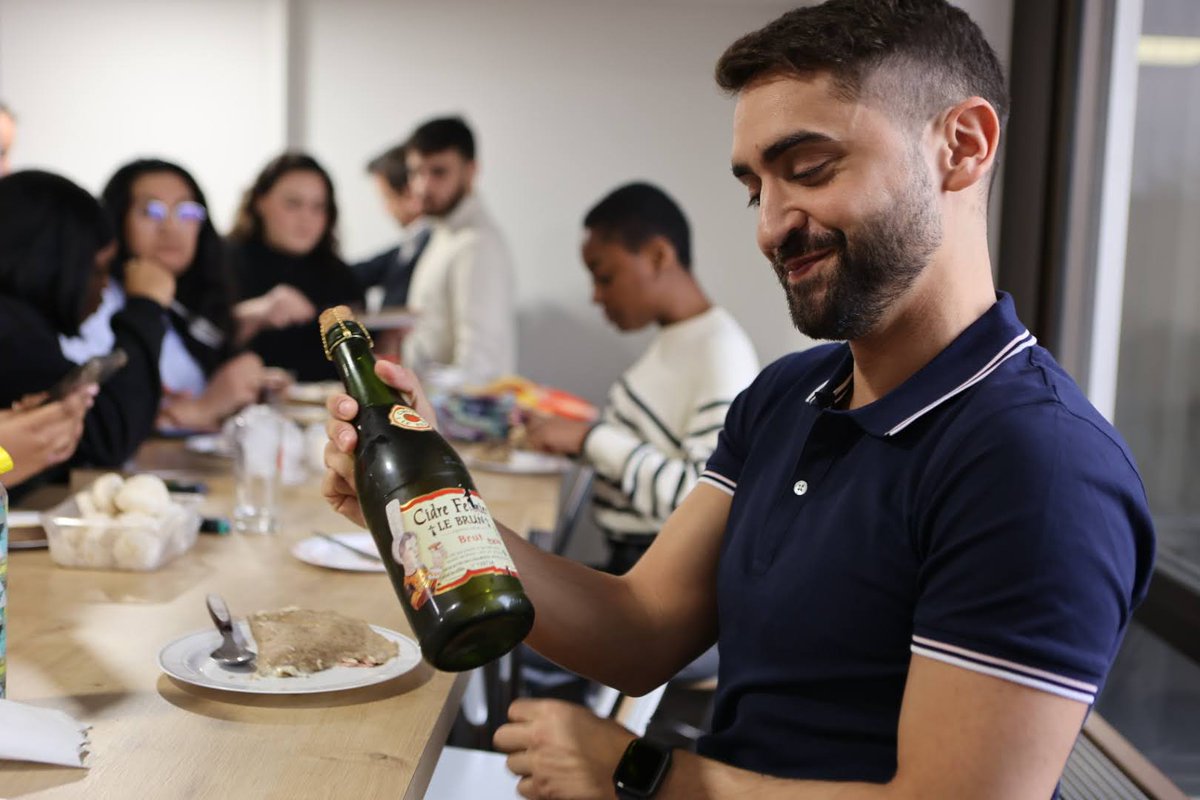 PremiumContact's tweet photo. 🌟 Bonne chandeleur à tous !
Aujourd'hui, on a décidé de casser la routine avec une petite séance crêpes ! 🥞
A bientôt ! 🎉
#Chandeleur #Crêpe #Convivial #Rencontres #PremiumContact https://t.co/ugFudKF4KT