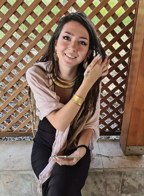 Ron_Prosor's tweet photo. On October 7th, at 11 am, a parent's worst nightmare became reality through a single photo—a girl in a pickup truck, surrounded by terrorists, her identity confirmed by the tattoos on her legs.

Shani Louk should have celebrated her 23rd birthday today. She is one of the hundreds of young women who were brutally murdered because they were Jewish.

Please remember Shani Louk. 
May her memory be a blessing.

Am 7. Oktober um 11 Uhr vormittags wurde der schlimmste Albtraum von Eltern durch ein einziges Foto Wirklichkeit: umgeben von Terroristen liegt eine junge Frau in einem Pickup- ihre Identität wurde durch die Tätowierungen an ihren Beinen bestätigt.

Shani Louk hätte heute ihren 23. Geburtstag feiern sollen. Sie ist eine von Hunderten junger Frauen, die brutal ermordet wurden, weil sie Juden waren.

Bitte denken Sie an Shani Louk. Möge ihr Andenken ein Segen sein.